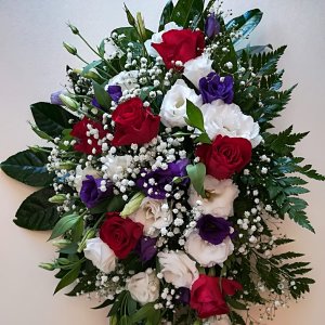 סידור פרחים בגווני אדום, סגול