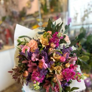 זר פרחים צבעוני ושמח